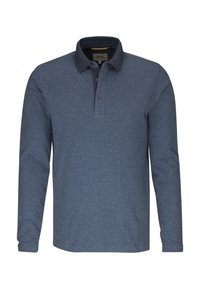 Maglia polo a maniche lunghe di colore blu scuro, realizzata in tessuto testurizzato. Presenta un colletto a contrasto di colore scuro e tre bottoni sul colletto.