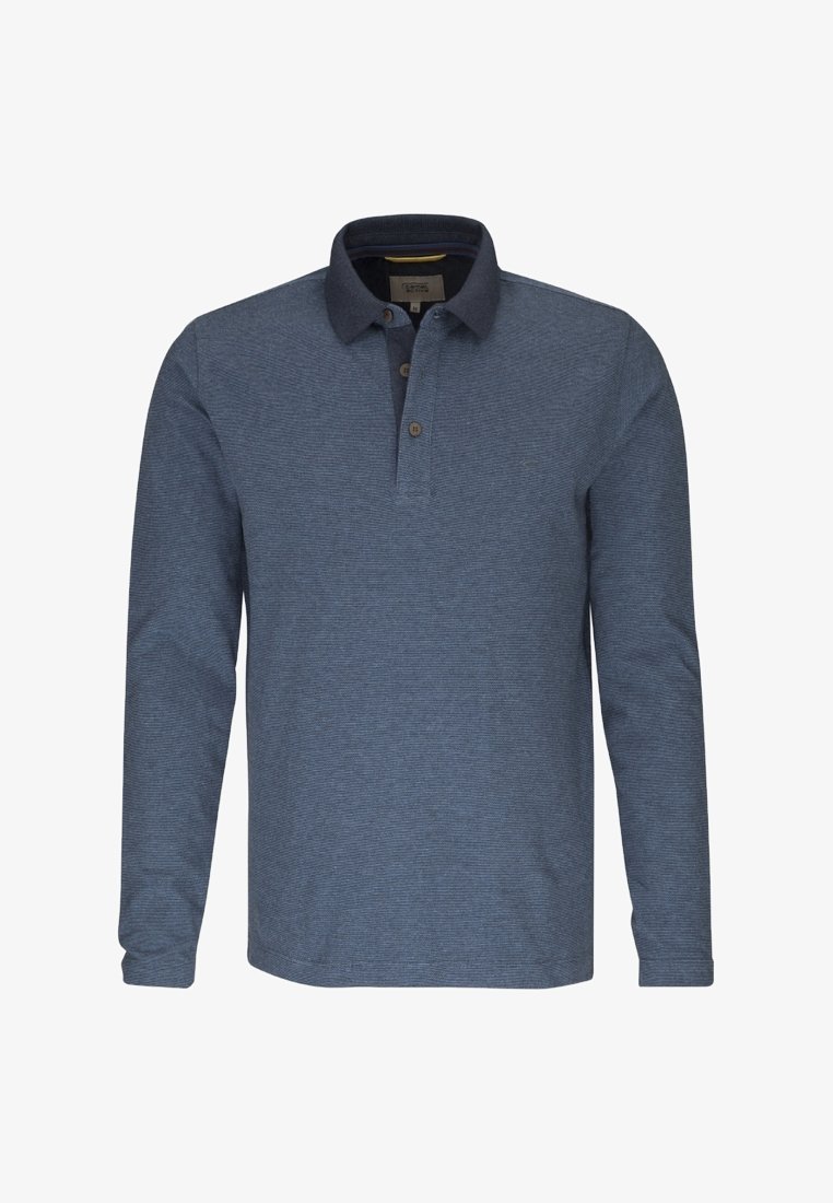 Maglia polo a maniche lunghe di colore blu scuro, realizzata in tessuto testurizzato. Presenta un colletto a contrasto di colore scuro e tre bottoni sul colletto.