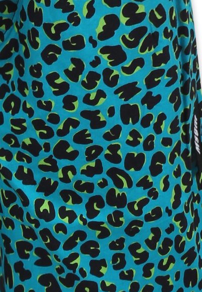 Tessuto turchese con un motivo a stampa leopardata nero e verde neon, caratterizzato da forme e dimensioni varie delle macchie in tutto il design.