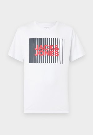 Fehér pamut póló, melynek elülső részén egy téglalap alakú grafika található sötétkék függőleges csíkokkal és vastag piros betűkkel írt "JACK & JONES" felirattal.