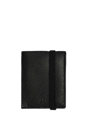 Cartera de cuero negro con una superficie texturizada, forma rectangular y cierre de banda elástica. Presenta un pequeño logotipo en la esquina inferior.