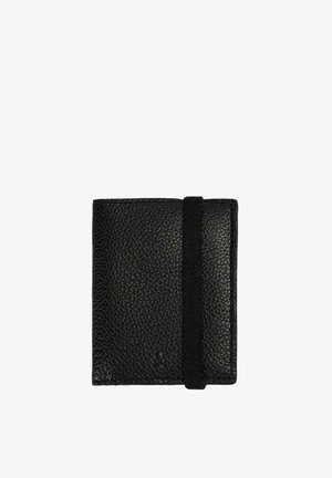 Cartera de cuero negro con una superficie texturizada, forma rectangular y cierre de banda elástica. Presenta un pequeño logotipo en la esquina inferior.