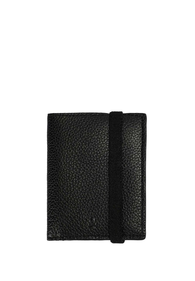 Czarny skórzany portfel o teksturowanej powierzchni, prostokątnym kształcie i z zamknięciem na gumkę. Posiada małe logo w dolnym rogu.