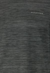 Grå træningsshirt med et struktureret, stribet mønster. Har "ENDURANCE" logo i lysegrå på den øverste venstre side.