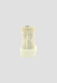 Beige Textile-Sneaker im High-Top-Design mit einer glatten, cremefarbenen Gummisohle, akzentuiert durch einen metallischen Zugschlaufen und strukturiertem Stoff.