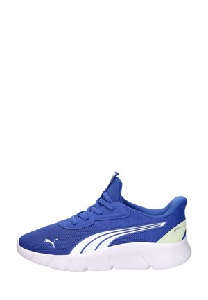 Baskets de sport bleues avec semelle blanche, logo Puma blanc sur le côté, tissu en mesh, et étiquette "Sliptech" au niveau du talon.