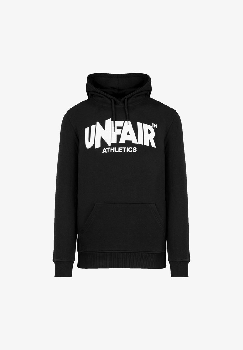 Čierna mikina s kapucňou vyrobená z mäkkého materiálu, so prednou kapsou, šnúrkou na kapucni a veľkým bielym logom "UNFAIR ATHLETICS" na hrudi.