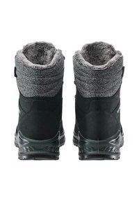 Czarne zimowe buty z teksturowanym szarym kołnierzem, sztucznym futrem wewnątrz i solidną podeszwą. Projekt wyróżnia się gładką cholewką i wzmocnionym obcasem.