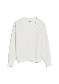 Pull en maille côtelée blanc avec un col en V et des manches longues. Présente des poignets plus épais et une coupe décontractée. La texture semble douce et respirante.