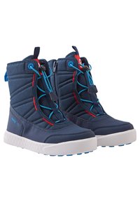 Botas aislantes de color azul oscuro con tela texturizada, cordones contrastantes en cian y rojo, y una suela de goma blanca con tacos azules para mayor agarre.