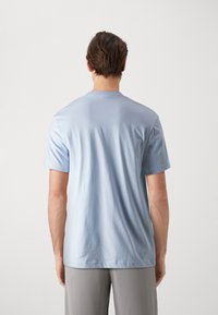 Lacoste Nyomott mintás póló - phoenix blue