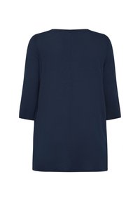 Top blu navy a tre quarti con scollo rotondo, texture liscia e taglio dritto all'orlo, dettagli minimi sul retro.