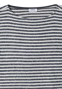 T-shirt rayé bleu marine et blanc, avec une texture côtelée, un col rond, et l'étiquette "CECIL" près du haut.