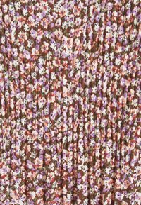 Brun blommönstrad kläde med ett mönster av små rosa, vita och lila blommor, med samlad textur och vertikala veck.