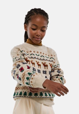 Pull en tricot crème avec des motifs colorés de vacances, y compris des rennes et des arbres. Poignets et ourlet côtelés ; texture douce, coupe décontractée.
