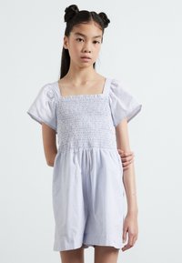 Hellblau und weiß gestreifter Overall mit kurzen Puffärmeln, gerafftem Oberteil und lockeren Shorts. Weicher Baumwollstoff mit strukturiertem Finish.
