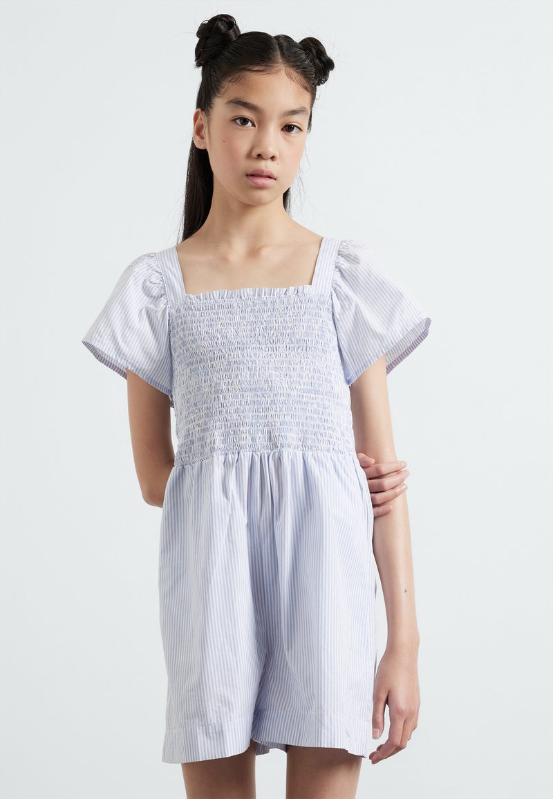 Hellblau und weiß gestreifter Overall mit kurzen Puffärmeln, gerafftem Oberteil und lockeren Shorts. Weicher Baumwollstoff mit strukturiertem Finish.