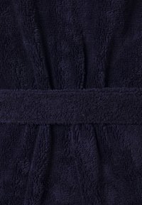Accappatoio in spugna blu navy con una finitura morbida e testurizzata, dotato di vita con cintura e dettagli in tessuto arricciato lungo la parte anteriore.