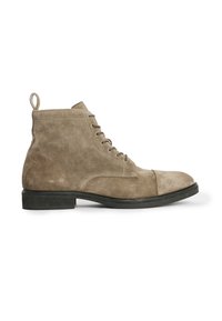 Stivali ankle in suede marrone con punta rotonda, lacci e con punta rinforzata. Presentano un linguetta sul retro e una suola in gomma nera.