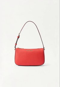 Mala transversal em pele vermelha com acabamento suave, apresentando uma única alça e um detalhe de logótipo dourado. Forma retangular compacta.