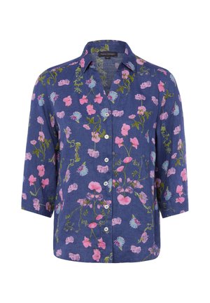 Niebieska koszula zapinana na guziki z różowymi i jasnoniebieskimi kwiatowymi wzorami oraz rękawami do łokcia, wykonana z lekkiego materiału.