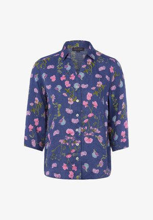 Blaues Hemd mit Knöpfen, rosa und hellblaue Blumenmuster und ellbogenlange Ärmel, aus leichtem Stoff.
