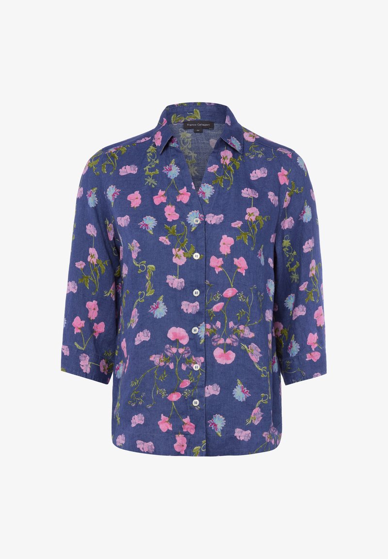 Chemise bleue boutonnée avec motifs floraux roses et bleu clair et manches aux coudes, en tissu léger.