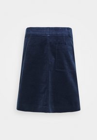 Jupe en velours côtelé bleu marine à coupe droite, dotée d'une poche arrière et d'un tissu texturé. Ceinture simple sans éléments de fixation visibles.