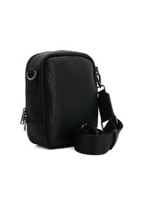 Borsa a tracolla in pelle nera con forma rettangolare strutturata, superficie testurizzata, chiusura a zip e tracolla regolabile. Particolari in metallo.