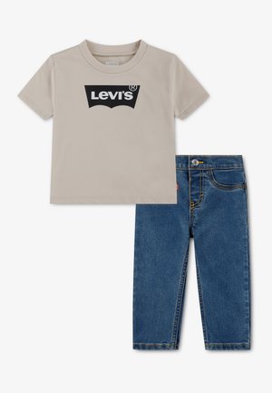 T-shirt beige à manches courtes Levi's avec logo noir, assorti à un jean bleu classique pour enfants.