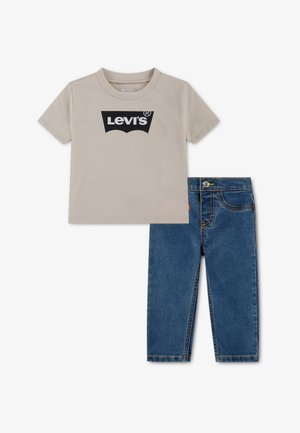 T-shirt beige à manches courtes Levi's avec logo noir, assorti à un jean bleu classique pour enfants.