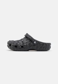 Crocs CLASSIC GEOMETRIC UNISEX - Baseino šlepetės - black