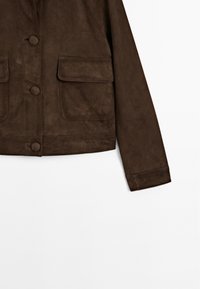 Bruine suède jas met een kraag, twee voorzakken, knoopsluitingen en een cropped ontwerp. Gelaagde oppervlakte, gladde afwerking.