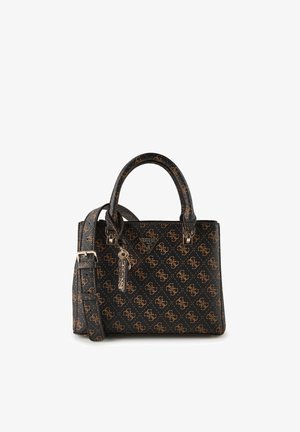 Bolso de cuero con patrón en negro y marrón, con asas superiores, correa de hombro ajustable y logo metálico de la marca en la parte frontal.