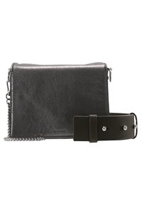 Borsa a tracolla in pelle nera con finitura metallica, dotata di una tracolla a catena e una cintura verde staccabile con accessori in argento.