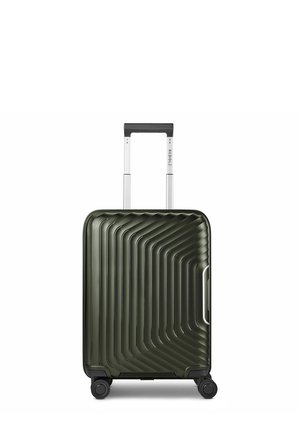 Maleta rígida verde oscuro con estrías diagonales texturizadas, cuatro ruedas y asa plateada extendida con agarre negro.