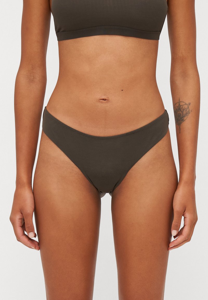 Ciemnozielone, wysokie majtki bikini z cienkimi bocznymi paskami, gładką fakturą i bez wyraźnych wzorów czy logo.