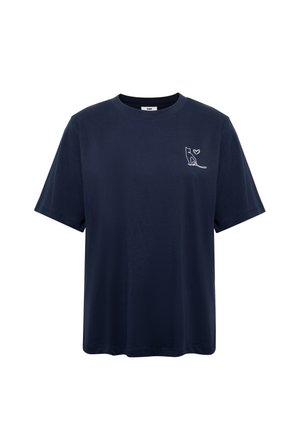 Marineblaues T-Shirt mit kurzen Ärmeln und einer kleinen weißen Linienzeichnung einer sitzenden Katze und eines Herzens auf der linken Brust.