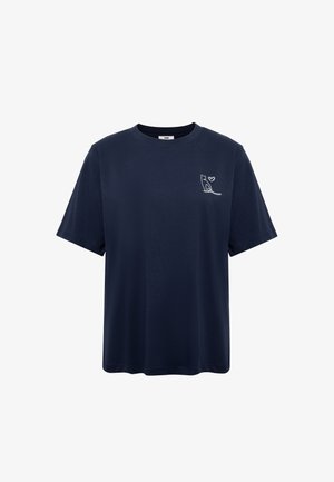 Marineblaues T-Shirt mit kurzen Ärmeln und einer kleinen weißen Linienzeichnung einer sitzenden Katze und eines Herzens auf der linken Brust.