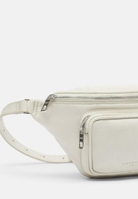 Marsupio in pelle bianca con cerniere argentate, due tasche e tracolla regolabile. Texture liscia e design minimalista.