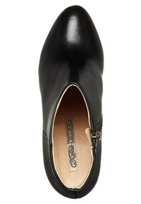 Svart skinnankelboot med spetsig tå och sidodragkedja. Slät textur med en ljusbrun inredning och en märkesinläggssula.