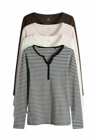 Kolmepakk pikka varrukat särgid: üks must, üks helesinine ja üks valge mustade triipudega. Igal särgil on henley kaelus ja pehme tekstuur.