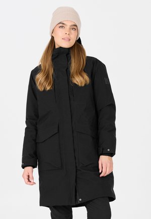 Zwarte lange parka met een hoge kraag, grote voorzakken en een ritssluiting. Het materiaal lijkt glad en waterafstotend.