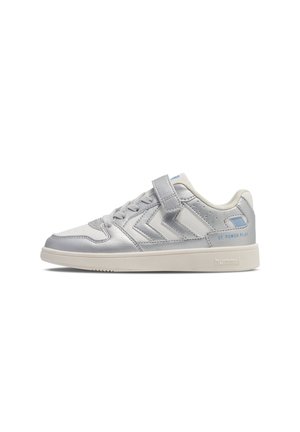 Biały i jasnoszary sneaker z sznurówkami i paskiem na rzep, niebieskie akcenty oraz tekst "ST POWER PLAY" z boku, płaska beżowa podeszwa.