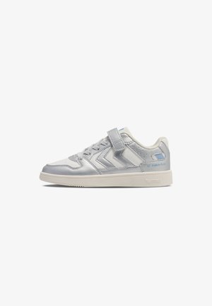 Biały i jasnoszary sneaker z sznurówkami i paskiem na rzep, niebieskie akcenty oraz tekst "ST POWER PLAY" z boku, płaska beżowa podeszwa.