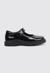 Zapato Mary Jane de charol negro con diseño perforado, correa ajustable y suela de goma para mayor tracción. Punta redondeada, textura suave.