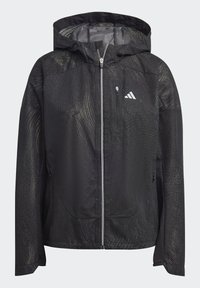 Giacca leggera nera con design testurizzato, cappuccio, zip frontale e tasca con zip. Presenta un logo bianco sul petto sinistro.