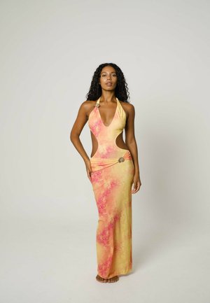 Halterneck-Kleid im gelben und pinken Ombre-Muster, mit ausgeschnittenen Seiten und seitlicher Drapierung sowie dekorativen Hardware-Akzenten.