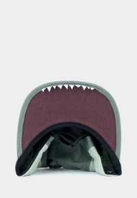 Kappe mit einem burgunderfarbenen Oberteil und grünen Seiten. Verfügt über ein Design mit Haifischzähnen entlang des Schirms. Das Innere ist mit Schwarz gefüttert und hat einen verstellbaren Riemen sowie eine Stofftextur.