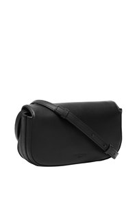 Borsa a tracolla nera in pelle con una texture liscia, forma rettangolare e una sottile tracolla regolabile. Presenta un branding discreto sul davanti.